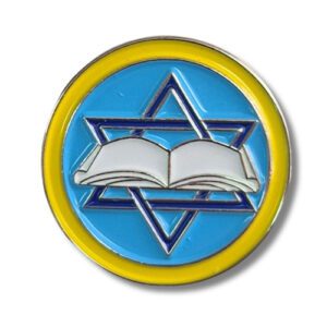 סמל קורס נתיב עגול ממתכת עם ספר פתוח